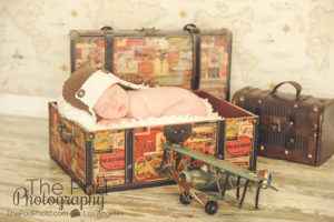 traveler-set-newborn-baby-in-suitcase-airplane-santa-monica-photography