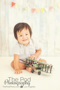 Best-Los-Angeles-Portrait-Studio-Airplane-Traveler-Set-Flags-Banner-Cute