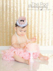 baby's-first-birthday-photography-session-with-cake