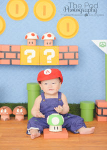 manhattan-beach-first-birthday-cake-smash-photo-session-mario-themed