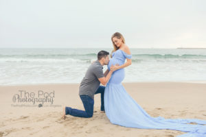 dad-kissing-baby-bump-at-beach