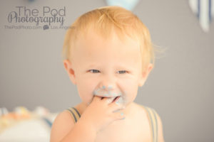 first-birthday-cake-photo-session