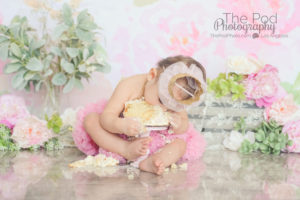 baby-face-first-in-cake