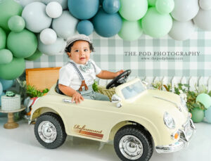 first-birthday-photoshoot-vintage-cake-smash-culver-city-vintage-car