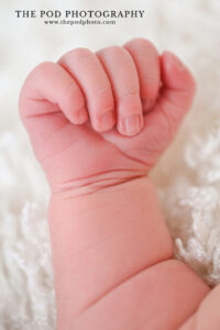 newborn-hand-closeup-fingers-detail