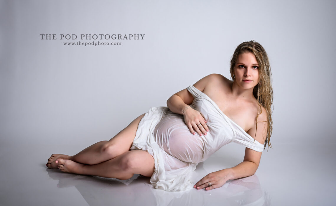 modern-maternity-photo-wet-hair-white-dress