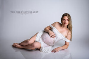 modern-maternity-photo-wet-hair-white-dress