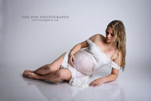 wet-look-maternity-photo-white-gown-reclining
