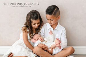 newborn-and-parents-family-photo-studio-city-session