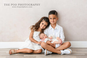 newborn-and-siblings-studio-city-best-photographer