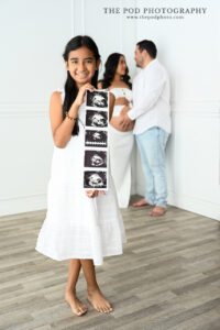 big-sister-holding-ultrasound-maternity-family-the-pod-photography
