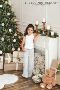 los-angeles-holiday-portraits-fireplace-family-the-pod